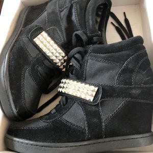 Steve Madden Wedged tennis shoes